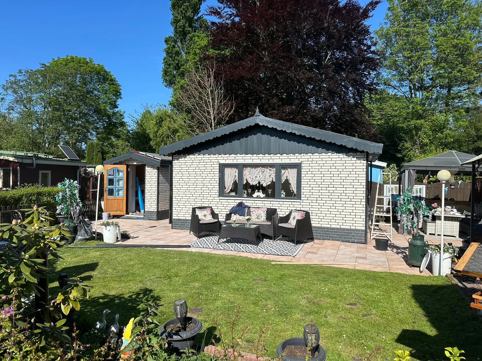 Tuinkantoor met terras en strakke afwerking