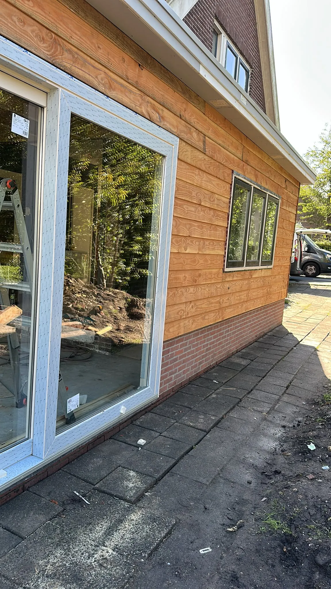 Houten gevelbekleding en strak metselwerk